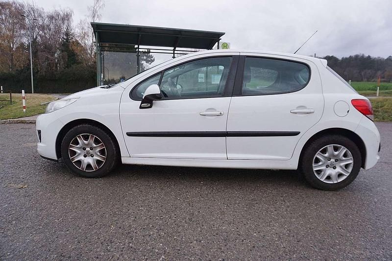 Gebraucht Peugeot 207 68 PS (50 kW) 2010 Weiß Limousine
