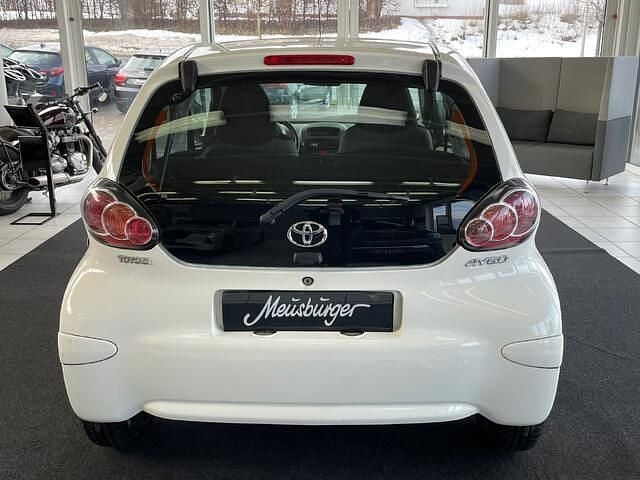 Gebraucht Toyota Aygo 68 PS (50 kW) 2011 Weiß Kleinwagen