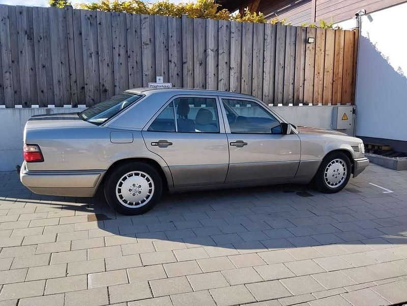 Beige Gebraucht 1993 Mercedes E300 Limousine | € 11.999 - Bild 1/4