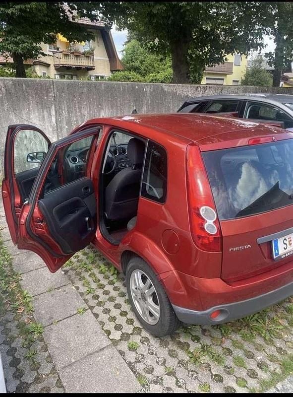 Rot Gebraucht 2006 Ford Fiesta Ambiente Kleinwagen | € 750 (Guter Preis) - Bild 1/4