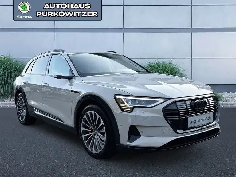 Hellgrau normal Gebraucht 2020 Audi e-tron Advanced SUV | € 33.990 (Etwas zu teuer) - Bild 1/4