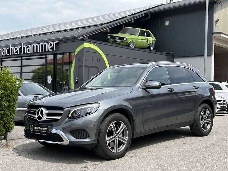 Grau Gebraucht 2018 Mercedes GLC250 SUV | € 33.200 (Fairer Preis) - Bild 1/4