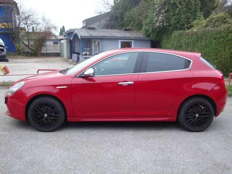 Gebraucht Alfa Romeo Giulietta Distinctive 120 PS (88 kW) 2015 Rot Kleinwagen