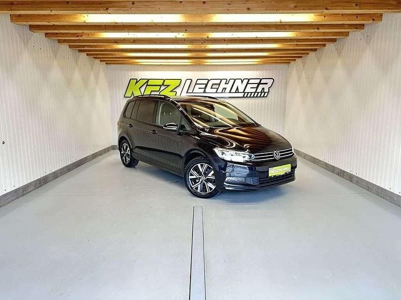 Schwarz Gebraucht 2023 VW Touran Van / Kleinbus | € 34.450 - Bild 1/3