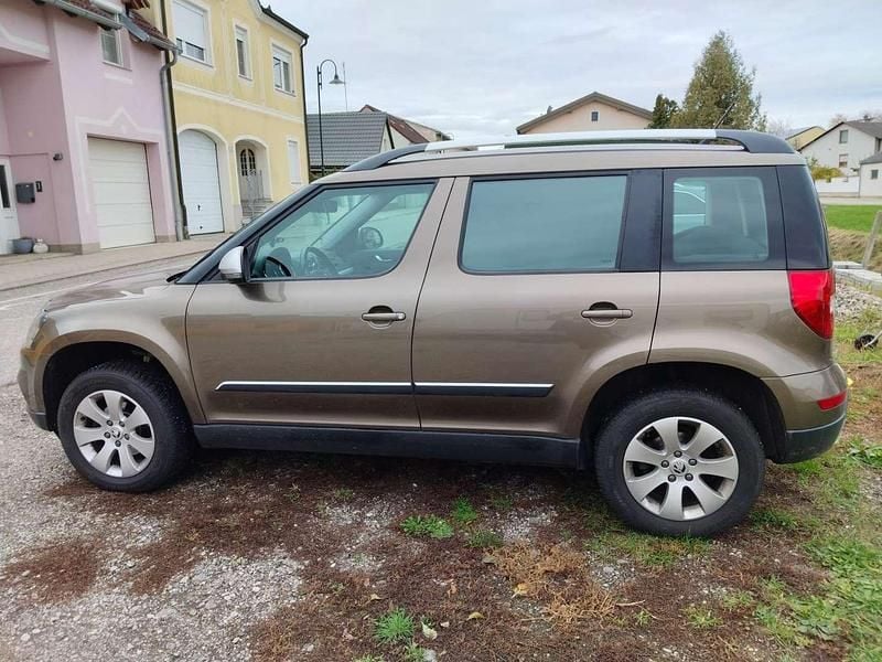 Braun Gebraucht 2015 Skoda Yeti Outdoor Ambition SUV | € 10.700 - Bild 1/4