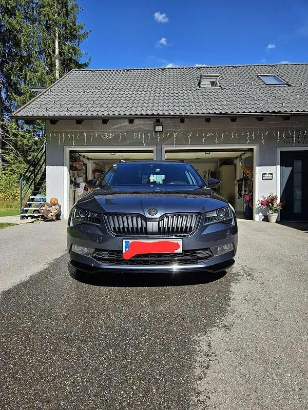 Gebraucht Skoda Superb SportLine 190 PS (139 kW) 2017 Grau Kombi