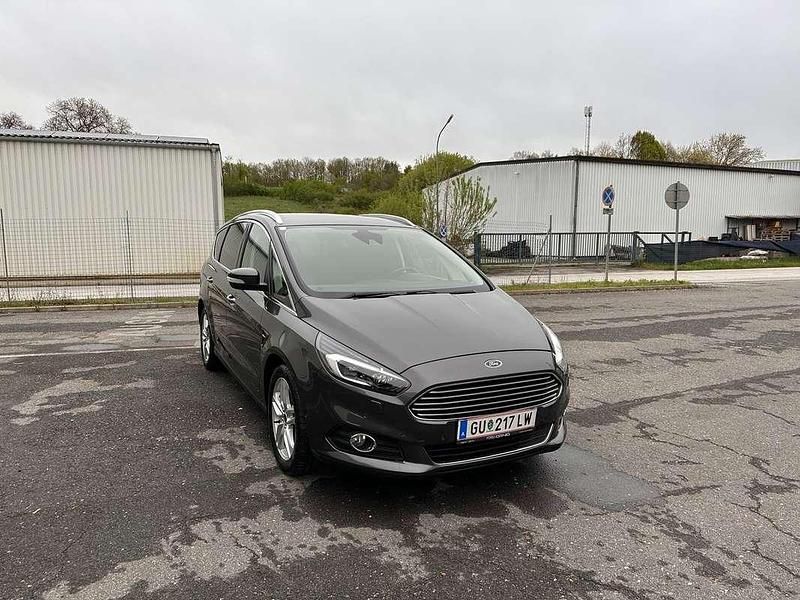 Grau Gebraucht 2016 Ford S-MAX Titanium Van / Kleinbus | € 19.000 (Fairer Preis) - Bild 1/4