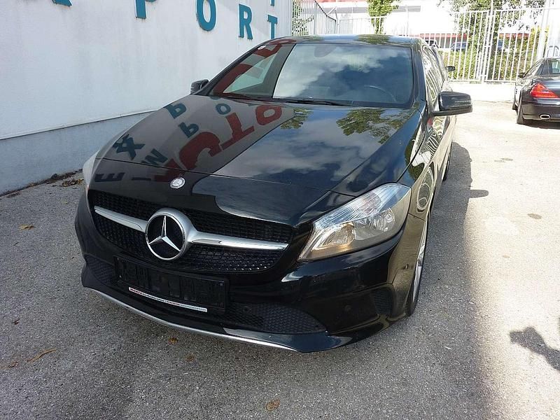 Gebraucht Mercedes A160 102 PS (75 kW) 2015 Schwarz Limousine