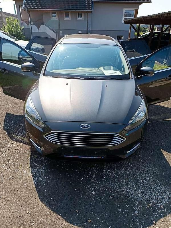 Grau Gebraucht 2016 Ford Focus Titanium Kombi | € 10.480 (Fairer Preis) - Bild 1/4