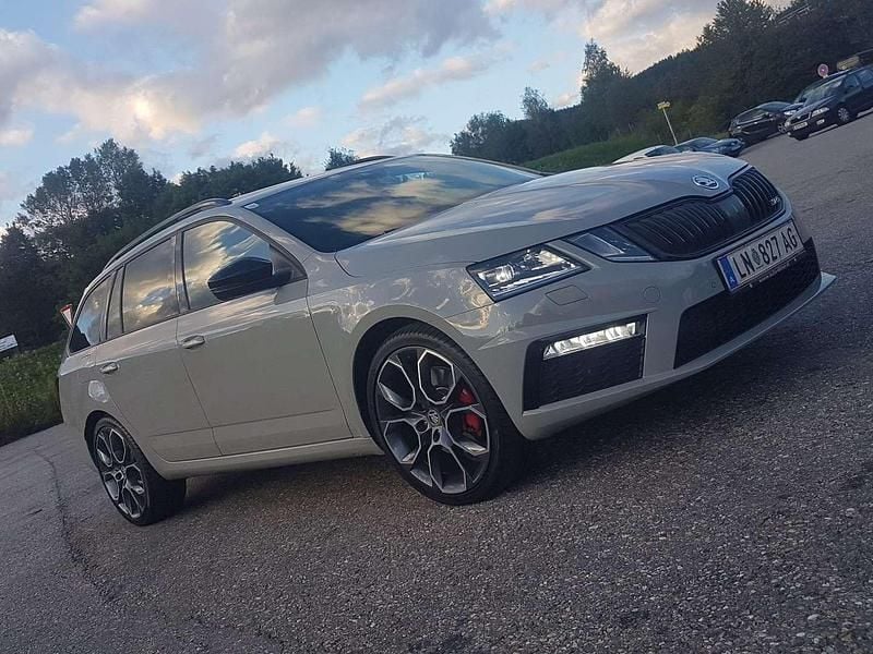 Grau Gebraucht 2017 Skoda Octavia RS Kombi | € 20.555 (Teuer) - Bild 1/4