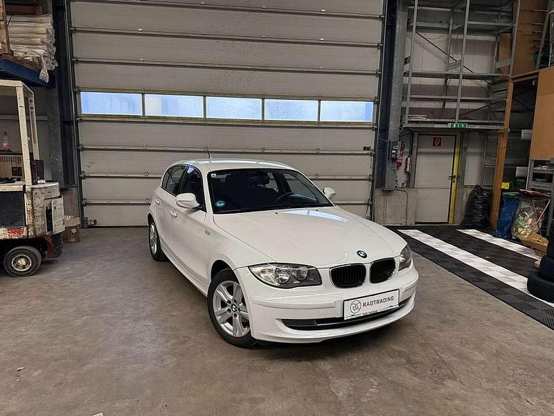 Weiß Gebraucht 2011 BMW 116 Advantage Kleinwagen | € 6.990 (Fairer Preis) - Bild 1/4