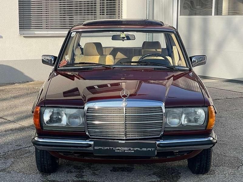 Gebraucht Mercedes E240 72 PS (52 kW) 1984 Rot Limousine