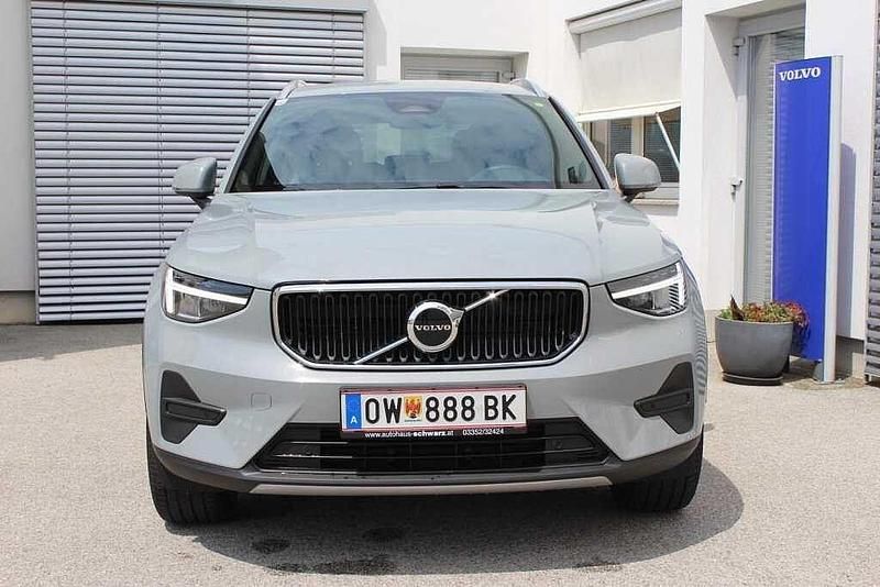 Neu Volvo XC40 163 PS (119 kW) 2025 Grau SUV