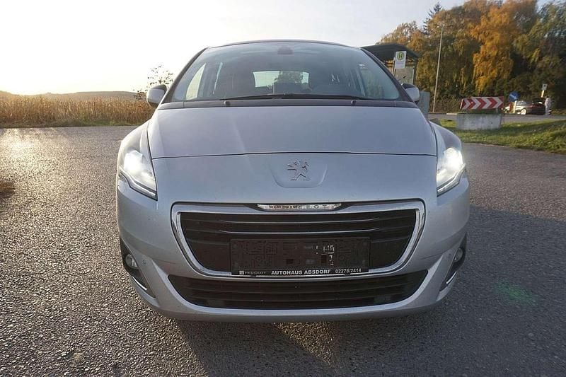 Grau Gebraucht 2015 Peugeot 5008 S Van | € 6.190 (Fairer Preis) - Bild 1/4