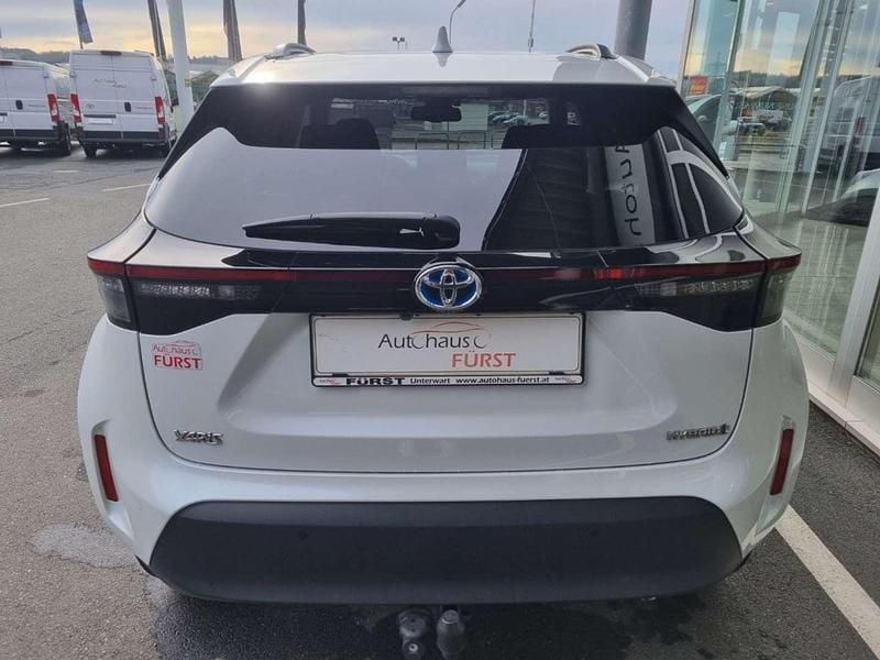Gebraucht Toyota Yaris Hybrid Elegant 92 PS (67 kW) 2024 Weiß Limousine