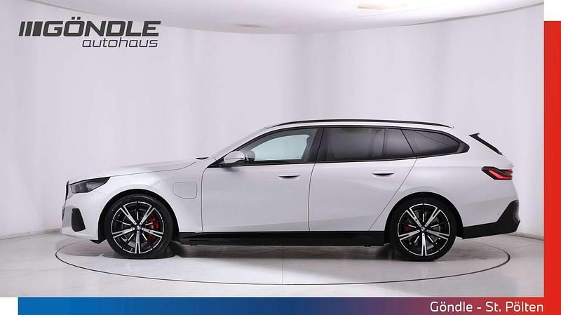 Gebraucht BMW 550e Shadowline 313 PS (230 kW) 2025 Weiß Kombi