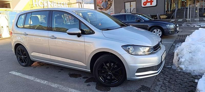 Gebraucht VW Touran Trendline 110 PS (80 kW) 2018 Silber Van / Kleinbus