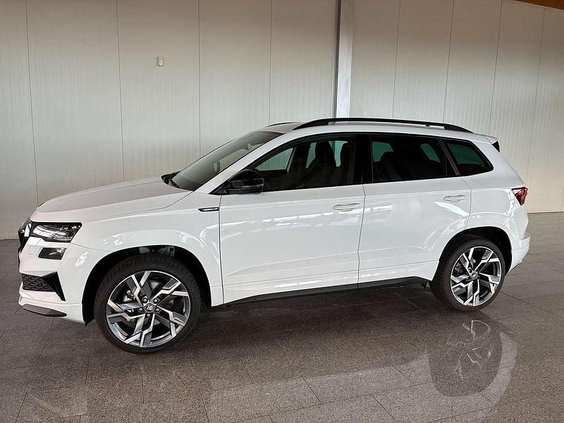 Weiß Gebraucht 2025 Skoda Karoq SportLine SUV | € 39.990 (Teuer) - Bild 1/4