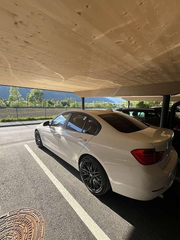 Gebraucht BMW 320 Sport Line 184 PS (135 kW) 2012 Limousine