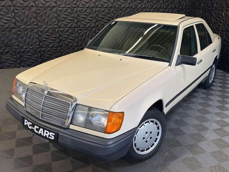 Beige Gebraucht 1986 Mercedes E230 Limousine | € 9.990 - Bild 1/4