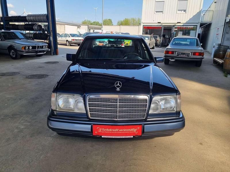 Gebraucht Mercedes E200 136 PS (100 kW) 1994 Blau Limousine