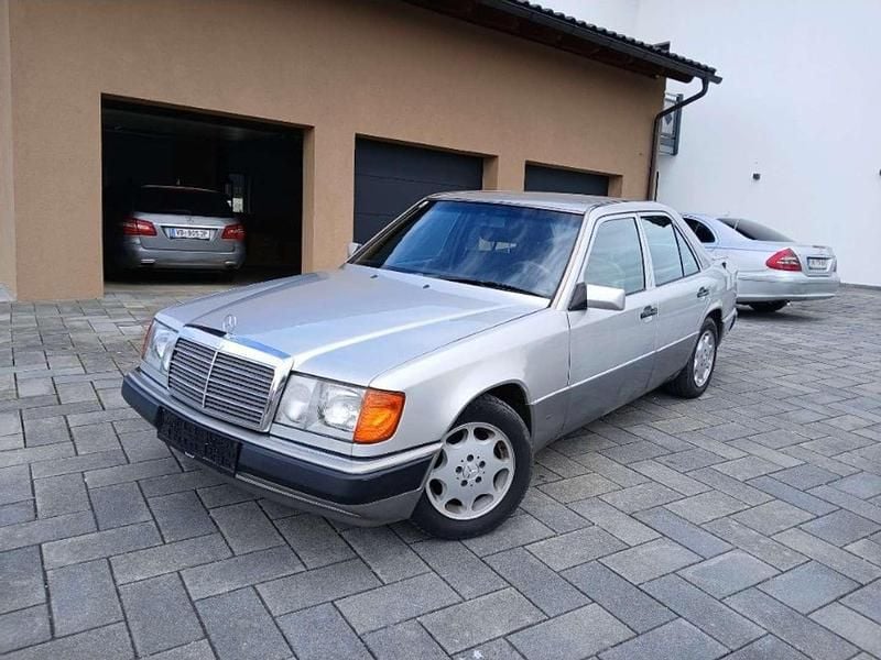 Silber Gebraucht 1992 Mercedes E300 Limousine | € 6.850 - Bild 1/4