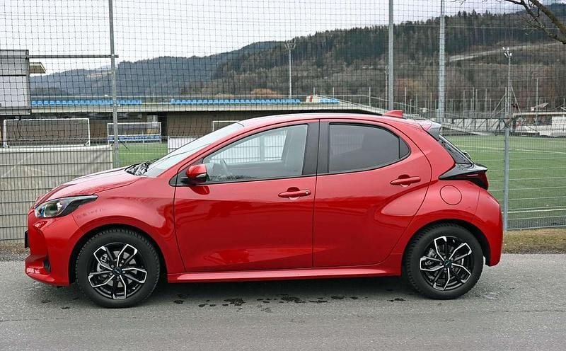 Gebraucht Toyota Yaris Hybrid Active 92 PS (67 kW) 2023 Rot Limousine