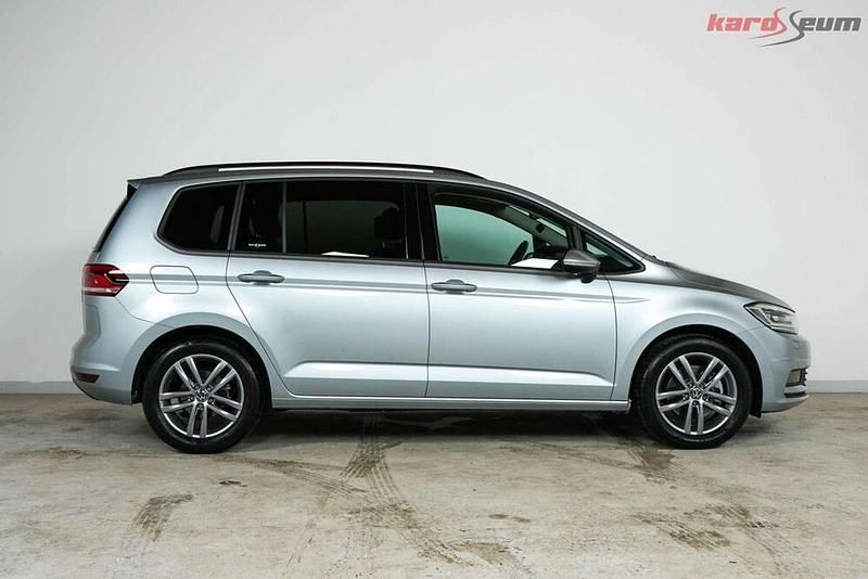 Gebraucht VW Touran 150 PS (110 kW) 2025 Silber Van / Kleinbus