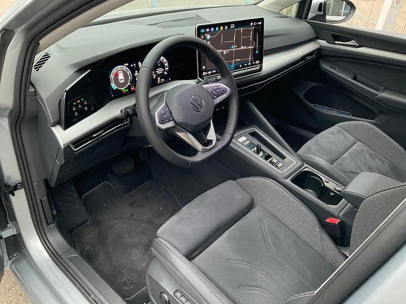 Neu VW Golf VIII Business 115 PS (84 kW) 2025 Silber  metallic Kombi