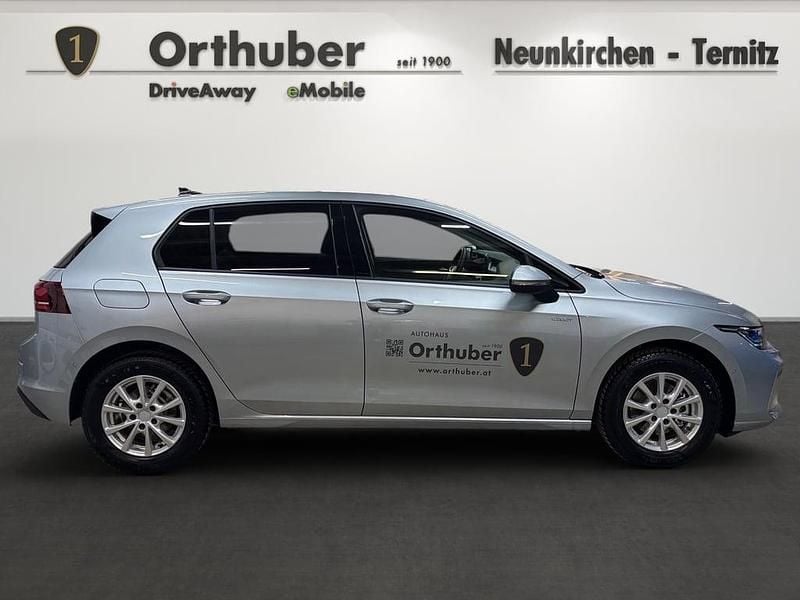 Neu VW Golf VIII 115 PS (84 kW) 2026 Silber  metallic