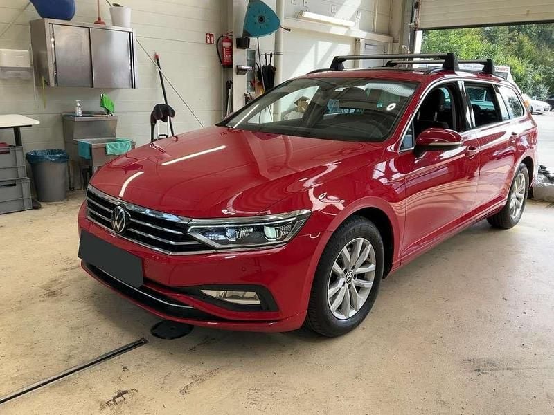 Rot Gebraucht 2021 VW Passat Business Kombi | € 15.050 (Superpreis) - Bild 1/4