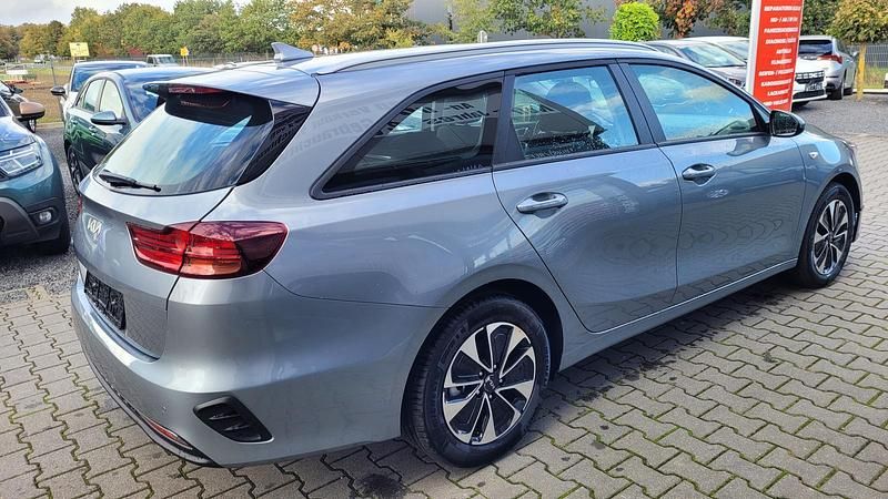 Neu Kia Ceed Sportswagon 140 PS (102 kW) 2025 Silber Kombi