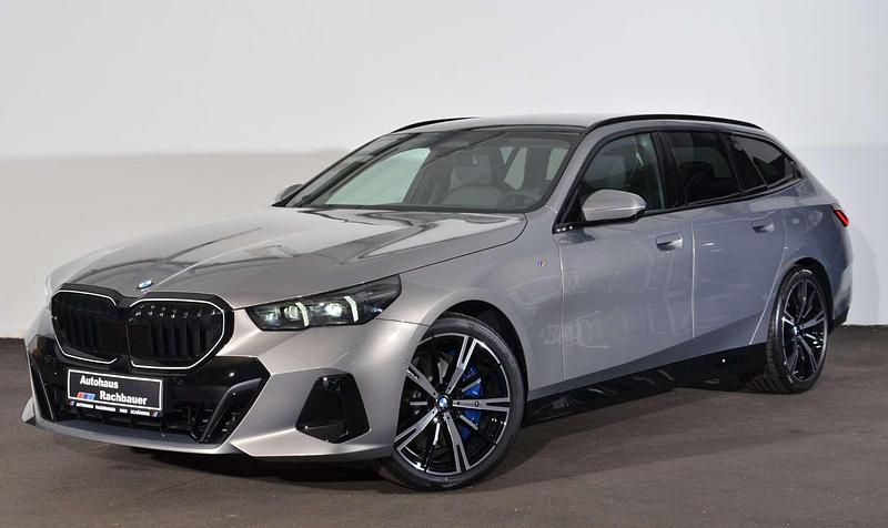 Grau Gebraucht 2025 BMW 540 Comfort Edition Kombi | € 87.900 - Bild 1/4