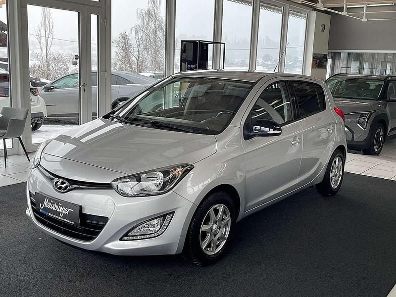 Silber Gebraucht 2014 Hyundai i20 GO! Limousine | € 6.650 (Fairer Preis) - Bild 1/4