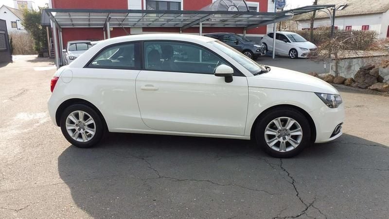 Gebraucht Audi A1 Attraction 86 PS (63 kW) 2012 Weiß Kleinwagen