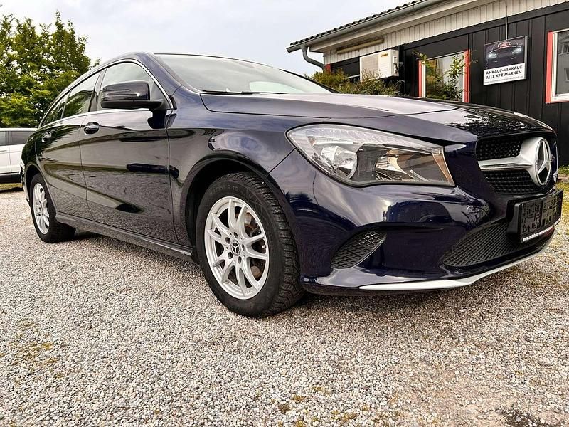 Gebraucht Mercedes CLA180 Avantgarde 116 PS (85 kW) 2018 Blau Limousine