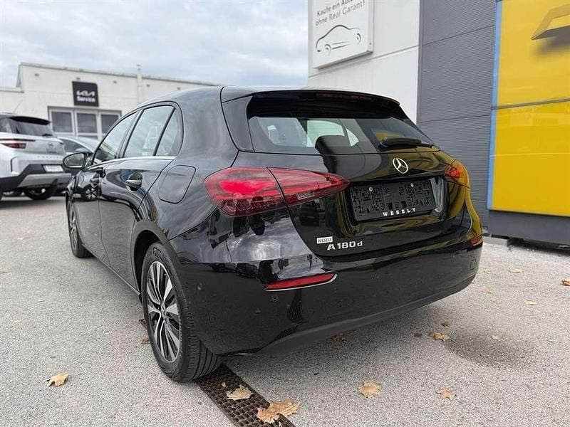 Gebraucht Mercedes A180 116 PS (85 kW) 2023 Schwarz Limousine