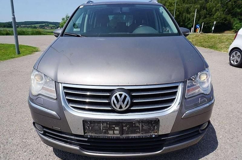 Grau Gebraucht 2010 VW Touran Highline Van / Kleinbus | € 2.490 - Bild 1/4