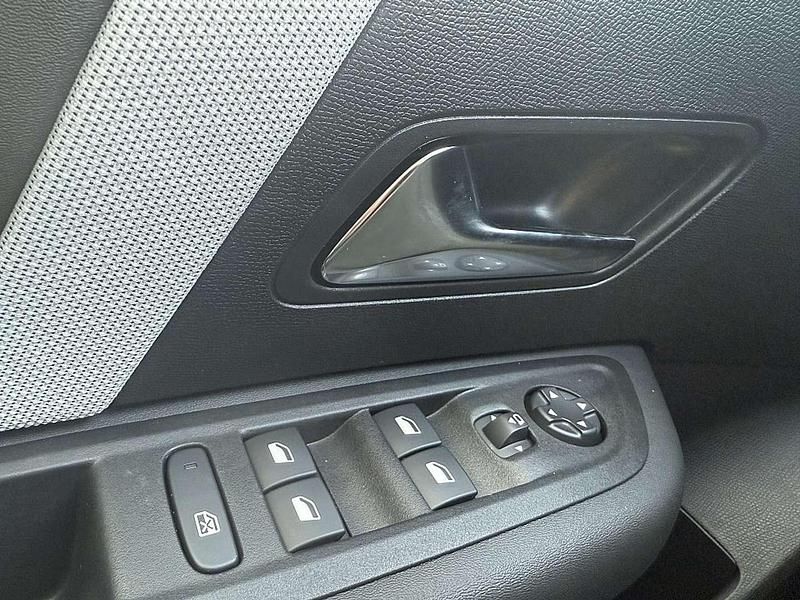 Neu Citroën C4 136 PS (100 kW) 2025 Grün Limousine