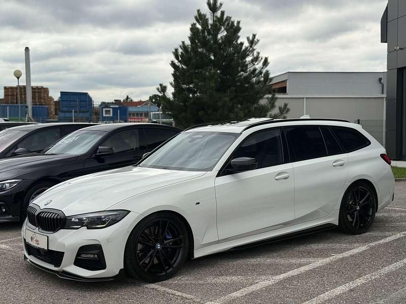 Weiß Gebraucht 2021 BMW 330 M Performance Kombi | € 40.990 (Fairer Preis) - Bild 1/4