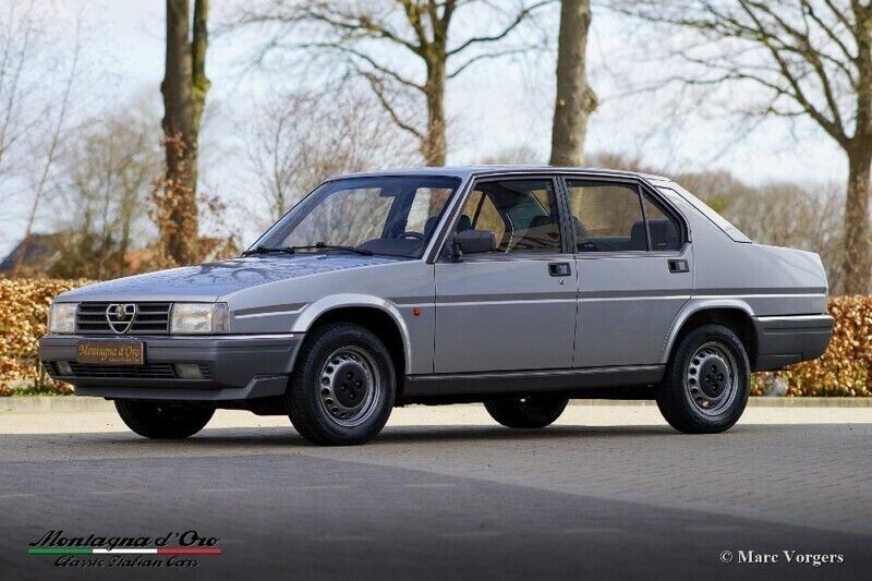 Gebraucht Alfa Romeo 90 128 PS (94 kW) 1985 Silber Limousine