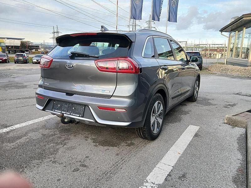 Gebraucht Kia Niro Silver 105 PS (77 kW) 2018 Schwarz SUV