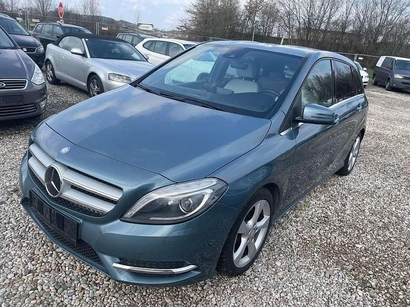 Gebraucht Mercedes B220 184 PS (135 kW) 2014 Blau Van / Kleinbus