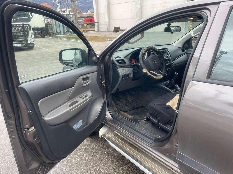 Gebraucht Mitsubishi L200 Basis 154 PS (113 kW) 2017 Braun Abholung