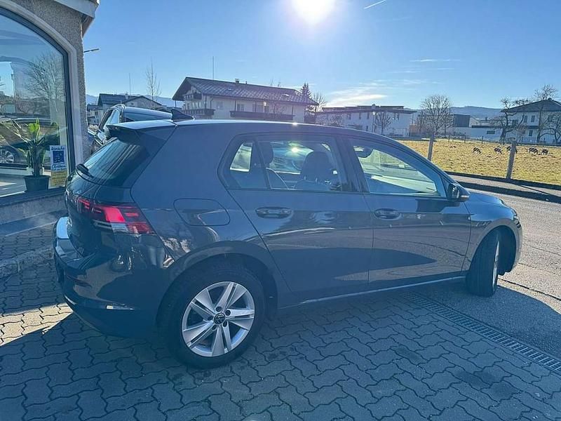 Gebraucht VW Golf Life 116 PS (85 kW) 2023 Grau Limousine