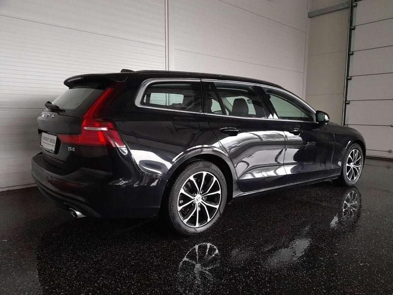 Gebraucht Volvo V60 Momentum 197 PS (144 kW) 2021 Schwarz metallic Kombi