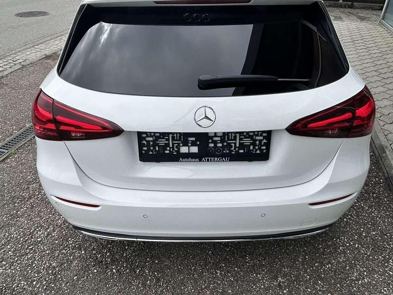 Gebraucht Mercedes A180 136 PS (100 kW) 2025 Weiß Limousine