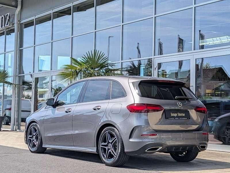 Gebraucht Mercedes B180 AMG line 136 PS (100 kW) 2023 Grau Van / Kleinbus