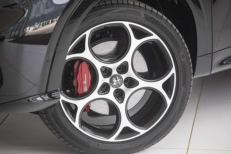 Neu Alfa Romeo Tonale Veloce 180 PS (132 kW) 2025 Schwarz SUV