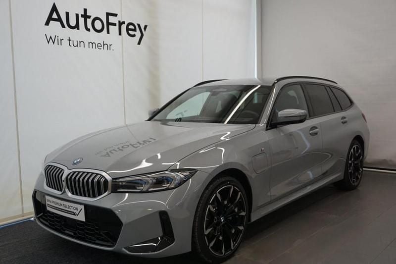 Gebraucht BMW 330e Efficient Dynamics 184 PS (135 kW) 2026 M brooklyn grau Kombi